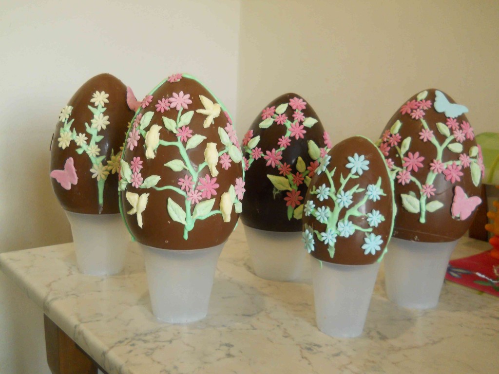 uova di pasqua decorate con pasta di zucchero